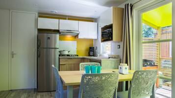 Réfrigérateur, micro-ondes, plaque de cuisson, lave-vaisselle