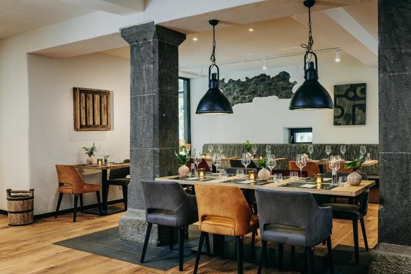 Aperto a pranzo e cena, cucina tedesca, con vista sul giardino