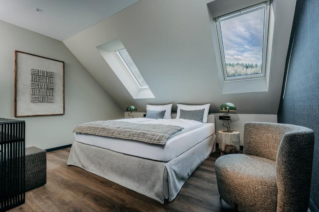 Doppia Standard | Una cassaforte in camera, tende oscuranti, insonorizzazione