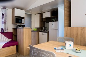 Fridge, microwave, stovetop, dishwasher - Bréhadour - Confort 4 TV - 9p (Guérande)