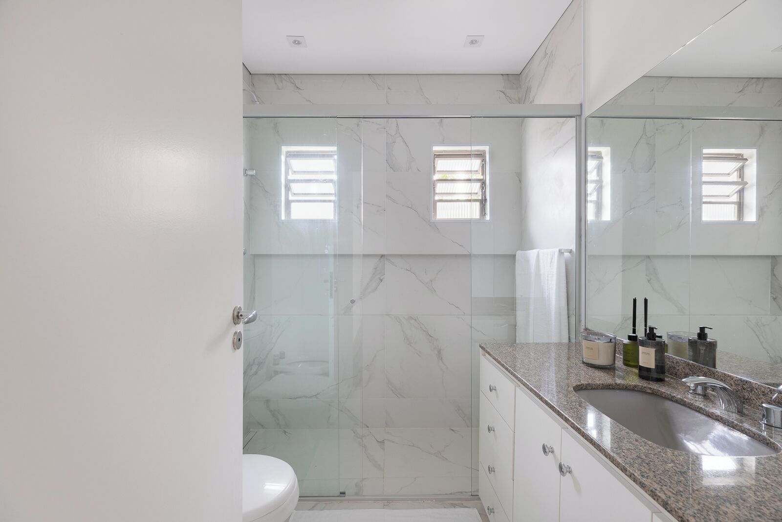 House, Patio, City View | Bathroom
