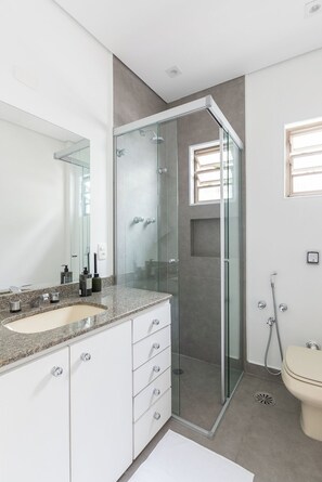 House, Patio, City View | Bathroom - Charme e design no coração dos Jardins (São Paulo)
