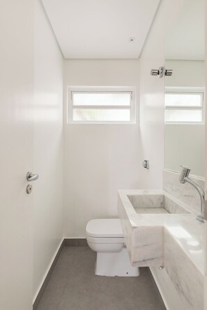House, Patio, City View | Bathroom - Charme e design no coração dos Jardins (São Paulo)
