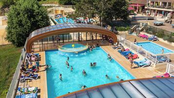 Een verwarmd zwembad