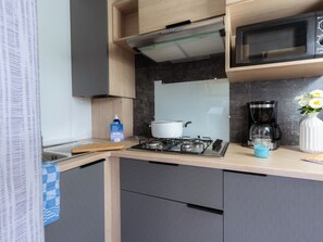 Réfrigérateur, micro-ondes, plaque de cuisson, cafetière/bouilloire