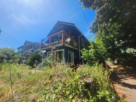 Exterior. Cozy Artistic Garden View Suite at Vancouver's Only Lake - and only 7 mins to dt