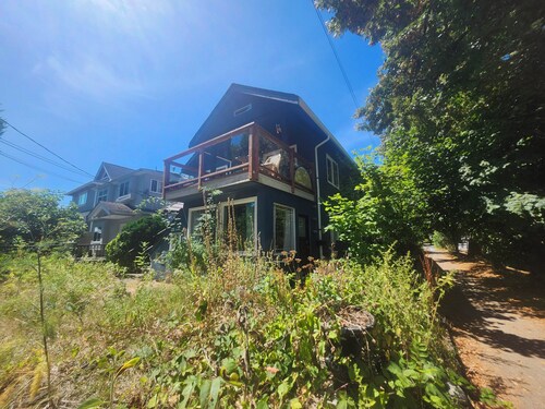 Cozy Artistic Garden View Suite at Vancouver's Only Lake - and only 7 mins to dt