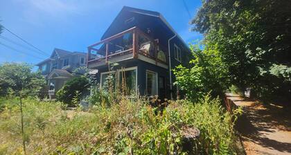 Cozy Artistic Garden View Suite at Vancouver's Only Lake - and only 7 mins to dt