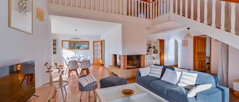 Télévision, cheminée