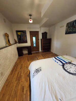 3 bedrooms, internet, bed sheets