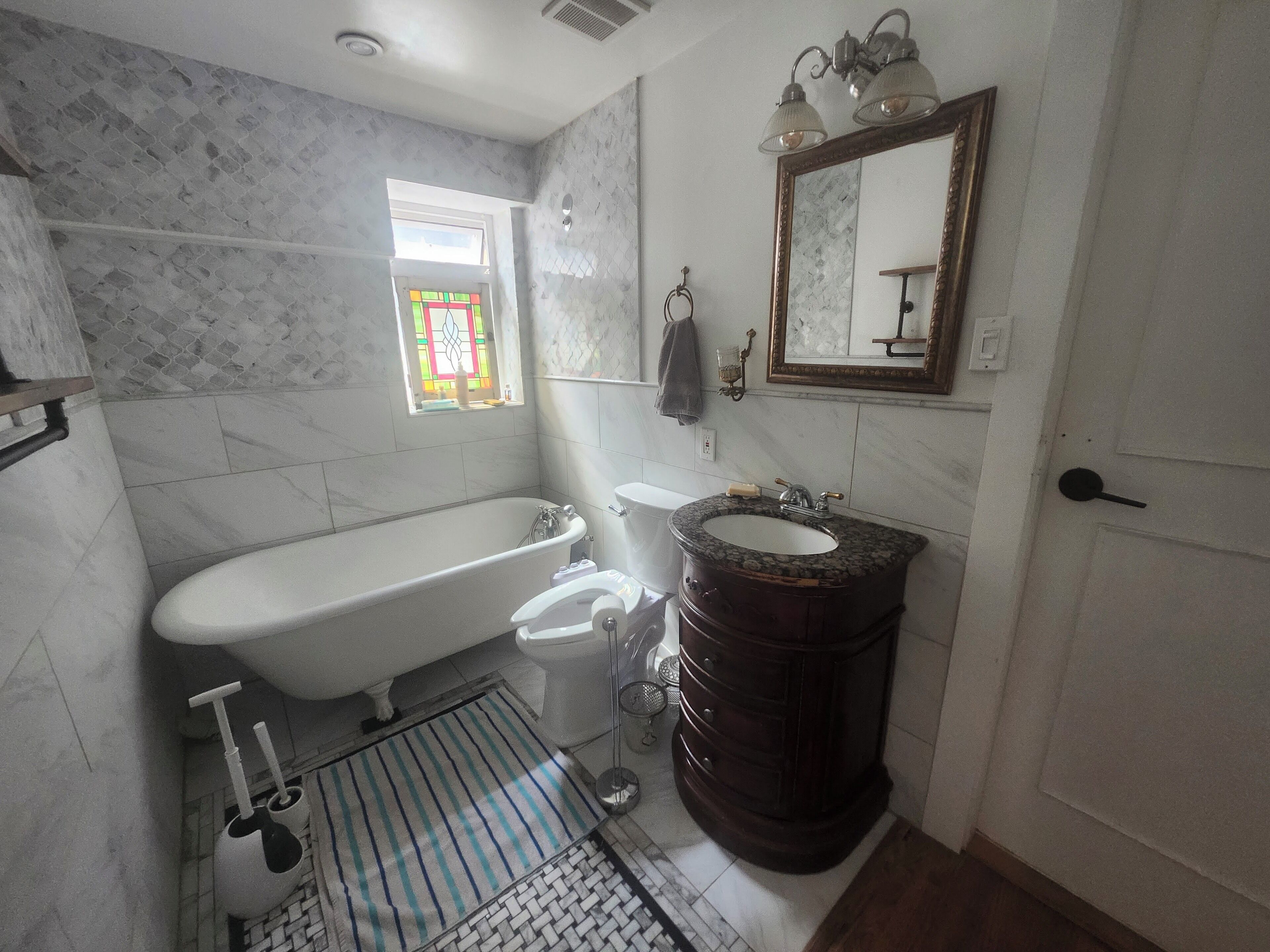 Bidet, toallas, jabón, papel de baño 