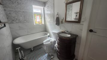 Bidet, serviettes fournies, savon, papier toilette