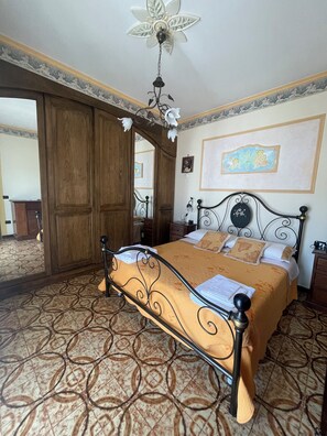 2 habitaciones, tabla de planchar con plancha, wifi y ropa de cama 