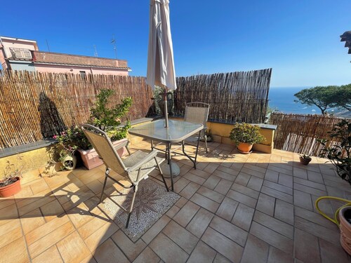 Italian-style sea-view cottage suspended between Sorrento and the Amalfi Coast