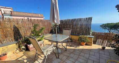 Italian-style sea-view cottage suspended between Sorrento and the Amalfi Coast