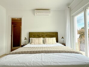 3 slaapkamers, een strijkplank/strijkijzer, internet, beddengoed