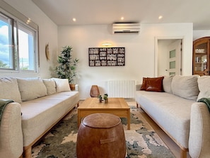 TV, video library - Finca Moderna w/Private Pool & Views/Tolox (Tolox)