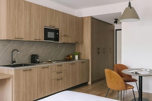 Studio, balkon | Dapur pribadi | Lemari es kecil, microwave, kompor, dan mesin pencuci piring