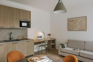 Studio Suite Superior, 1 Tempat Tidur King dengan tempat tidur Sofa, dapur | Dapur pribadi | Lemari es kecil, microwave, kompor, dan mesin pencuci piring