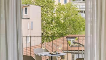 L Studio, Kitchen, Balcony | Premium bedding, minibar, individually decorated, individually furnished