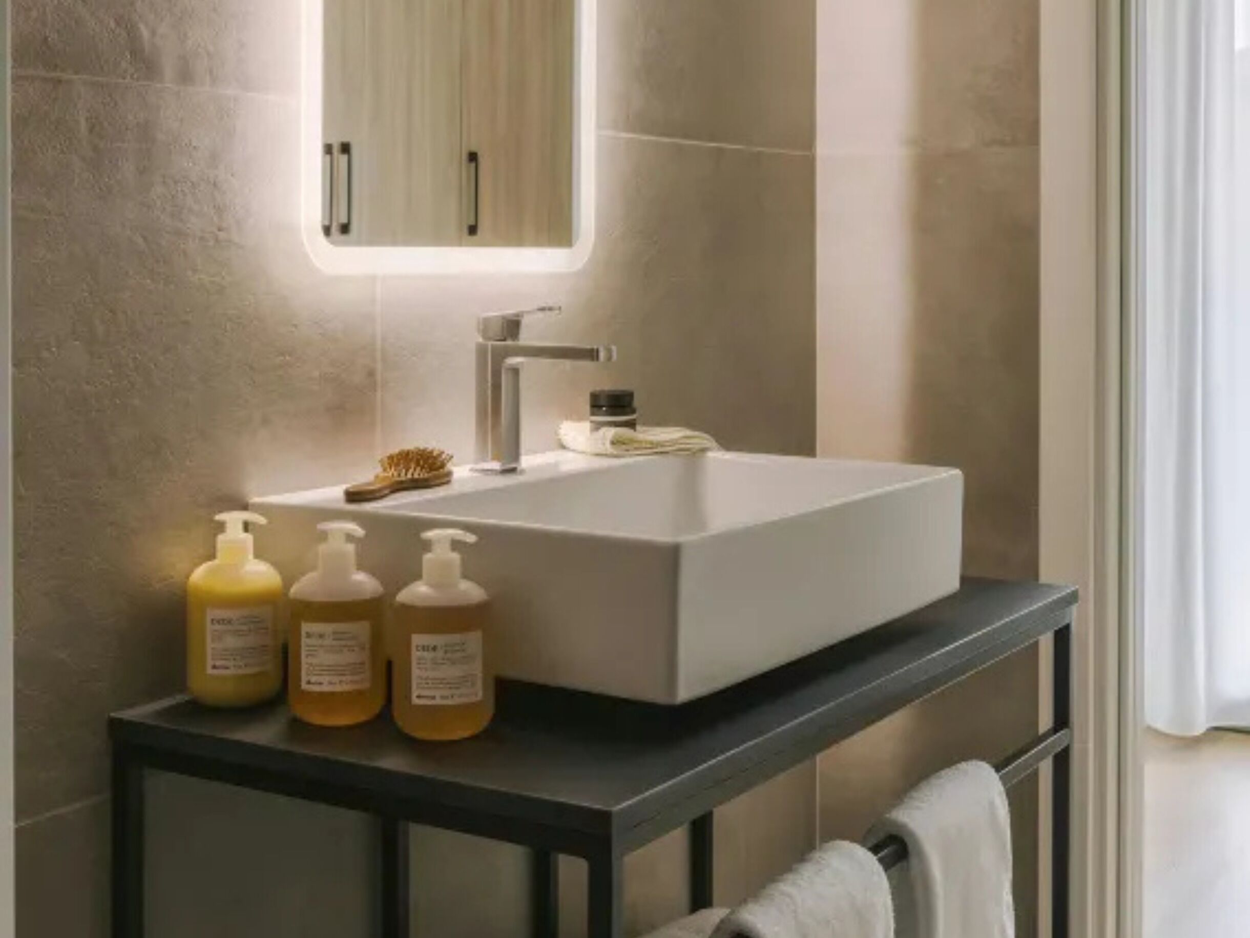 XL Studio, Kitchen | Bathroom | Shower, rainfall showerhead, eco-friendly toiletries, hair dryer