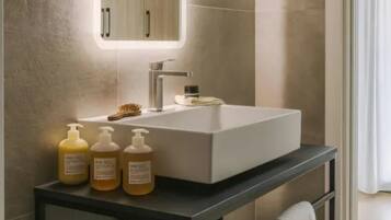 XL Studio, Kitchen | Bathroom | Shower, rainfall showerhead, eco-friendly toiletries, hair dryer