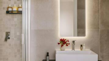 Suite monolocale Superior, 1 letto king con divano letto, cucina | Bagno | Doccia, soffione a pioggia