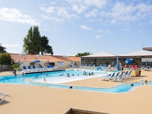 A swimming pool area with multiple pools, lounge chairs, and umbrellas. - Gildas - Confort 2 TV - 5p (5) (Préfailles)