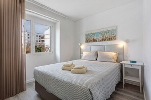 3 bedrooms, iron/ironing board, WiFi, bed sheets - Apartment 'Casa Dos Terraços T3 1º' with Balcony, Wi-Fi, and Air Conditioning (São Martinho do Porto)