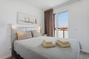 3 habitaciones, tabla de planchar con plancha, wifi y ropa de cama 