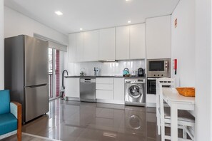 Fridge, microwave, oven, stovetop - Apartment 'Dos Terraços T3 Rc' with Balcony, Wi-Fi and Air Conditioning (São Martinho do Porto)