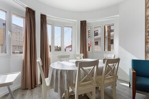 Dining - Apartment 'Dos Terraços T3 Rc' with Balcony, Wi-Fi and Air Conditioning (São Martinho do Porto)