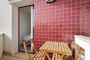Outdoor dining - Apartment 'Dos Terraços T3 Rc' with Balcony, Wi-Fi and Air Conditioning (São Martinho do Porto)