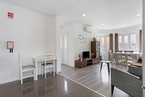 TV - Apartment 'Dos Terraços T3 Rc' with Balcony, Wi-Fi and Air Conditioning (São Martinho do Porto)