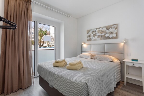 3 عدّة غرف نوم ومكواة/لوح كي وواي فاي وملاءات أسرّة