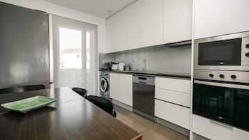 JÀÀkaappi, mikroaaltouuni, uuni, liesi