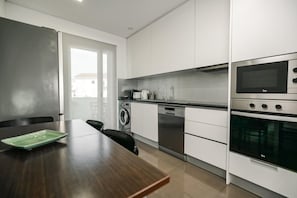 Frigorífico, microondas, horno y placa de cocina