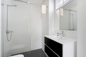 Shower, hair dryer, towels - Apartment 'Casa Dos Terraços T2 1st' with Balcony, Wi-Fi and Air Conditioning (São Martinho do Porto)