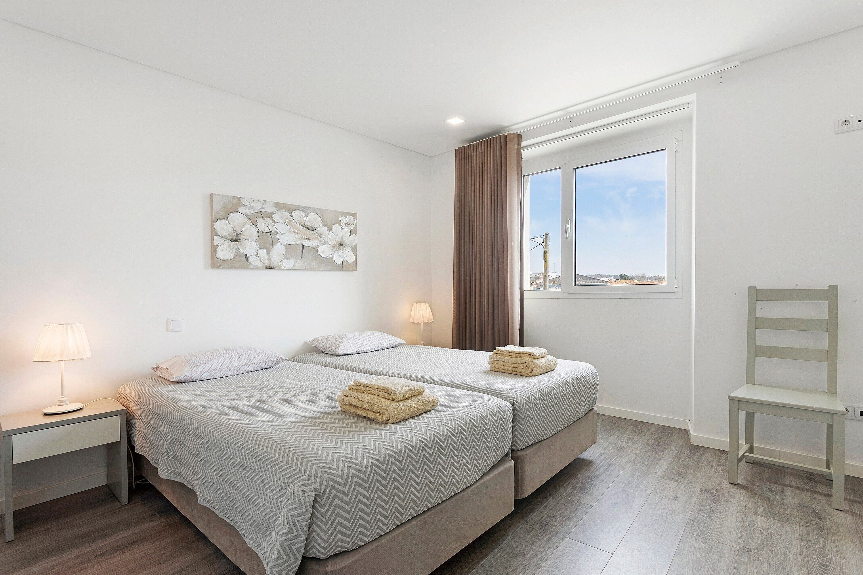 2 عدّة غرف نوم ومكواة/لوح كي وواي فاي وملاءات أسرّة