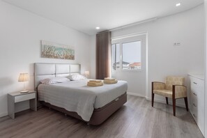 2 عدّة غرف نوم ومكواة/لوح كي وواي فاي وملاءات أسرّة