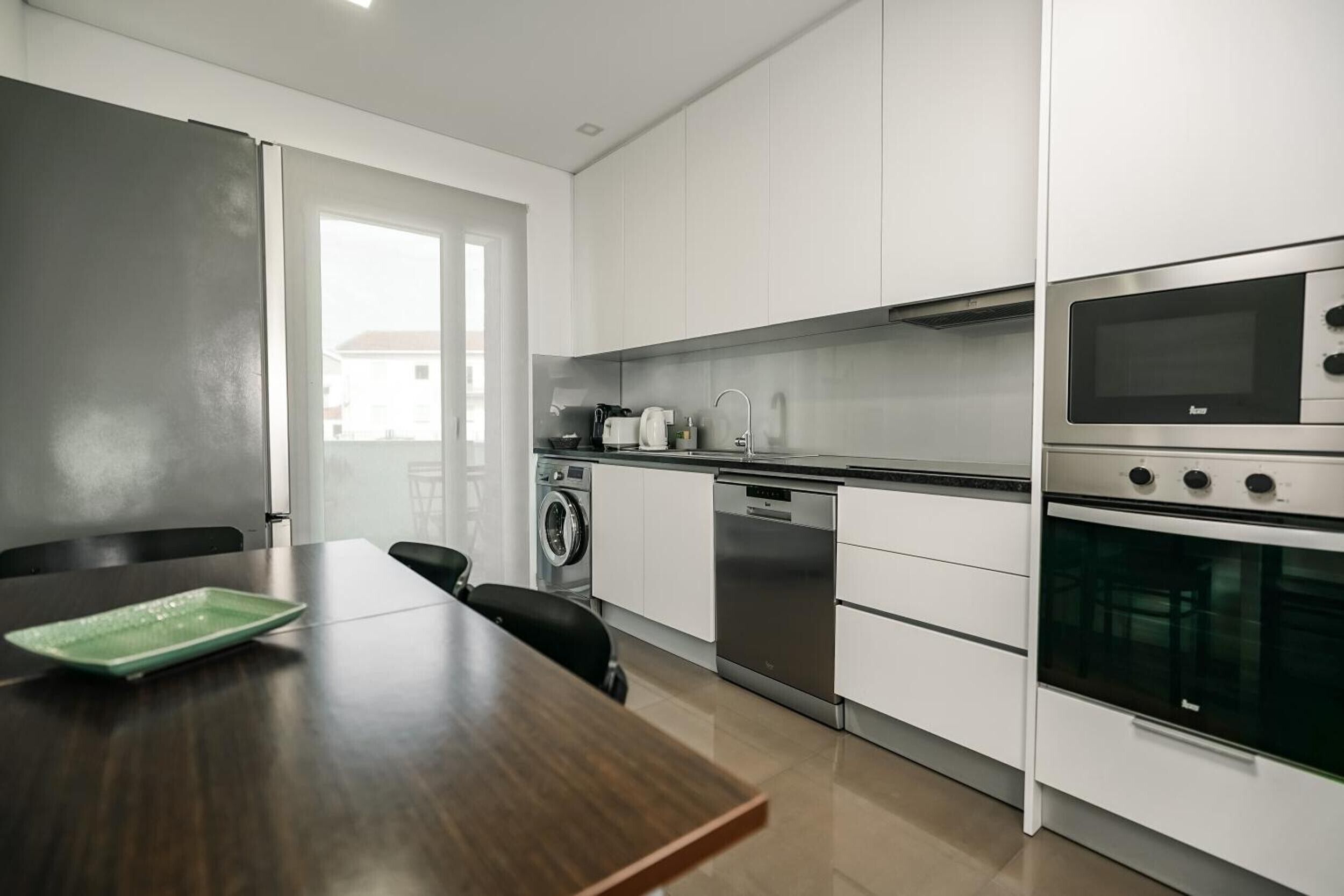 冷蔵庫、電子レンジ、オーブン、コンロ