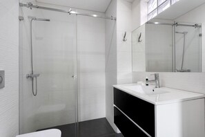 Shower, hair dryer, towels - Apartment 'Casa Dos Terraços T2 Rc' with Balcony, Wi-Fi and Air Conditioning (São Martinho do Porto)