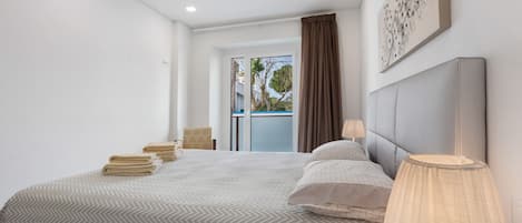 2 室のベッドルーム、アイロン / アイロン台、WiFi、ベッドシーツ