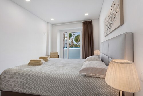 Apartment 'Casa Dos Terraços T2 Rc' with Balcony, Wi-Fi and Air Conditioning