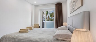 Apartment 'Casa Dos Terraços T2 Rc' with Balcony, Wi-Fi and Air Conditioning
