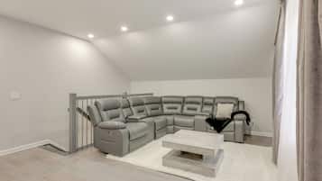 Luxury Villa, 5 Bedrooms, Kitchen | Living area