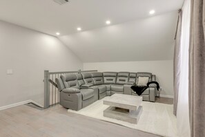 Luxury Villa, 5 Bedrooms, Kitchen | Living area - 5BR Villa Rose Near Tobyhanna State Park (Tobyhanna)