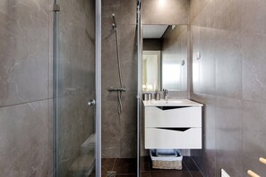 Shower, hair dryer, towels - Apartment 'Casa Dos Terraços Penthouse' with Balcony, Wi-Fi and Air Conditioning (São Martinho do Porto)