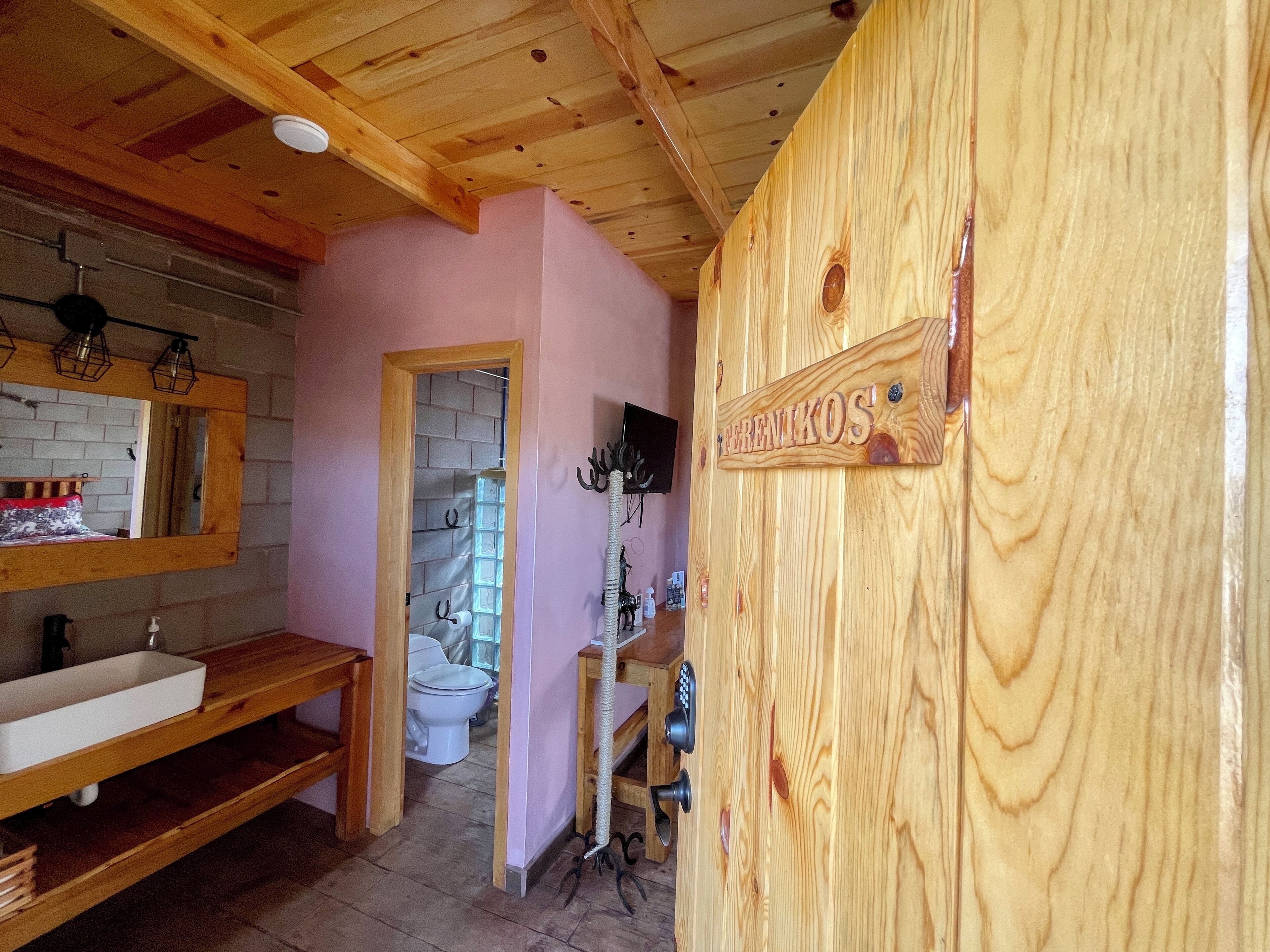 Douche, sèche-cheveux, serviettes fournies, savon