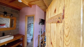 Douche, sĂšche-cheveux, serviettes fournies, savon